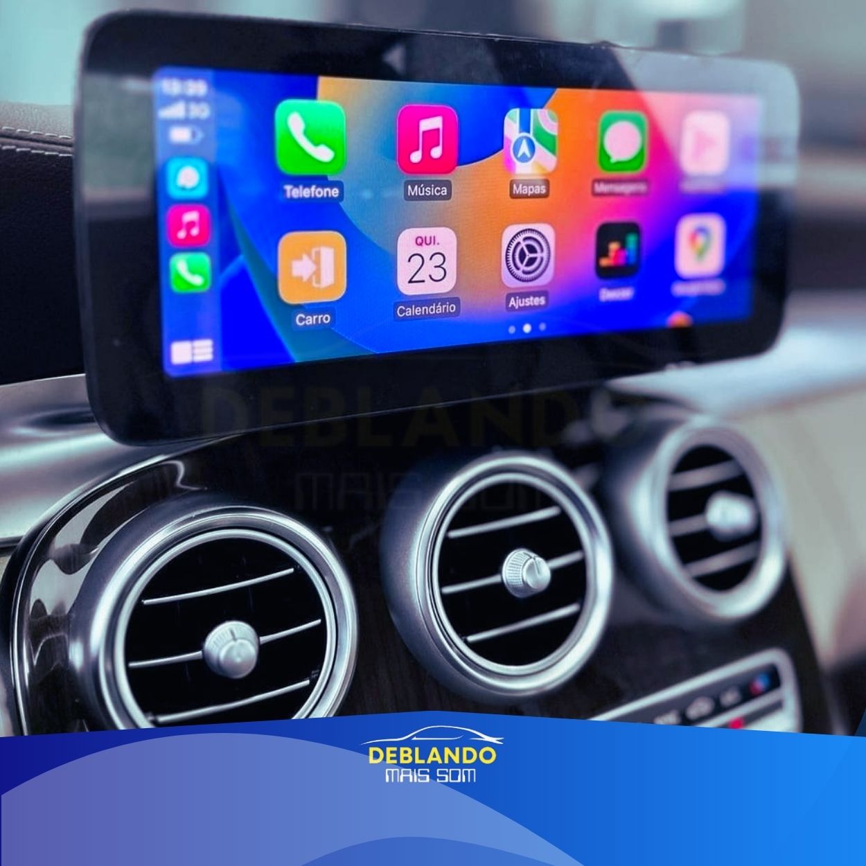 Imagem de carro com tela multimídia