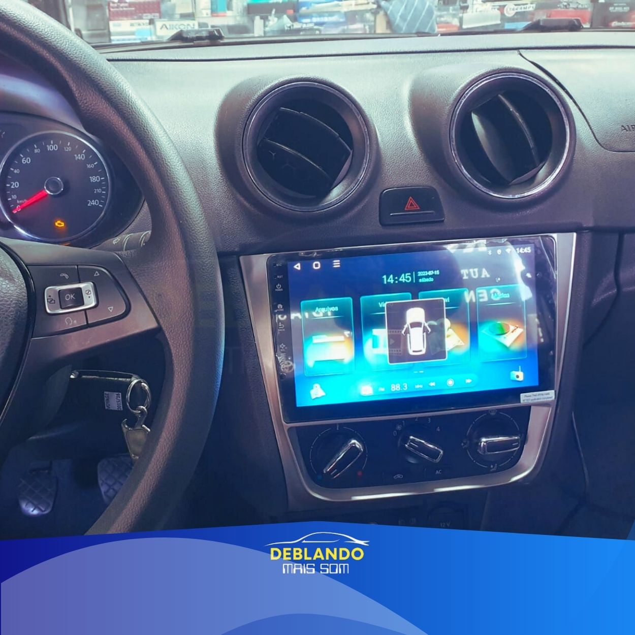 Imagem de carro com tela multimídia