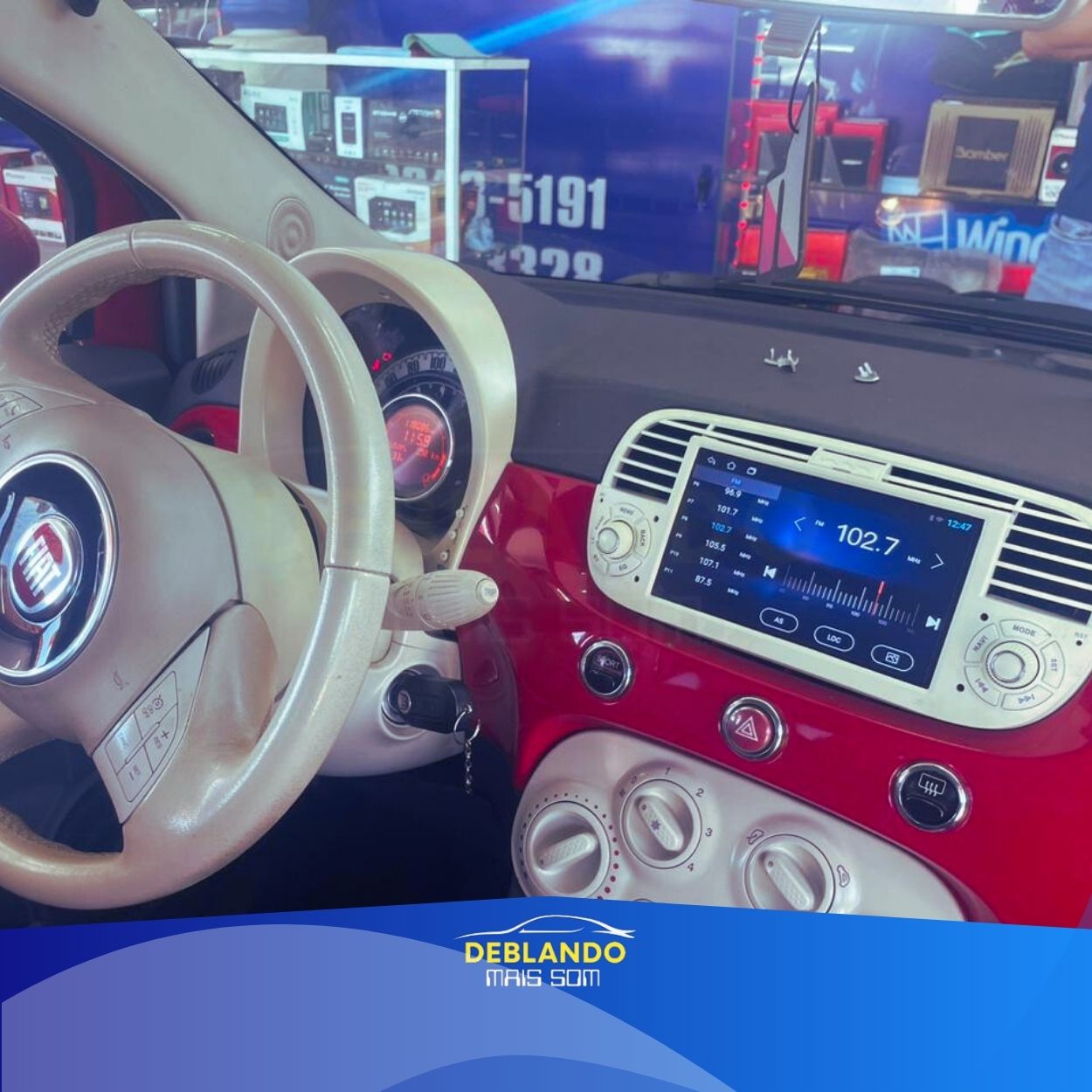 Imagem de carro com tela multimídia