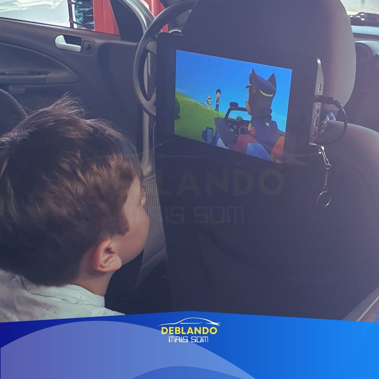 Imagem de carro com tela multimídia