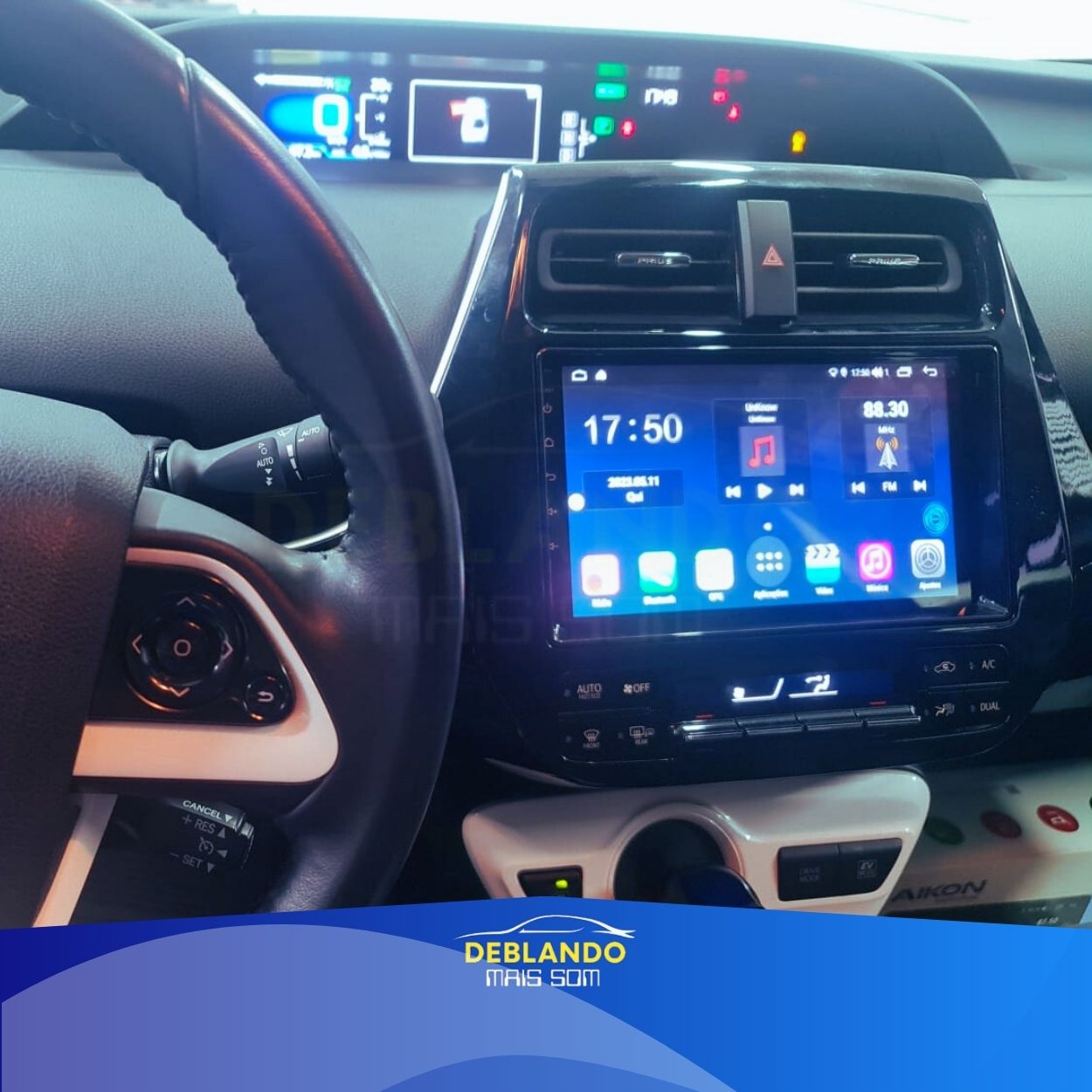 Imagem de carro com tela multimídia