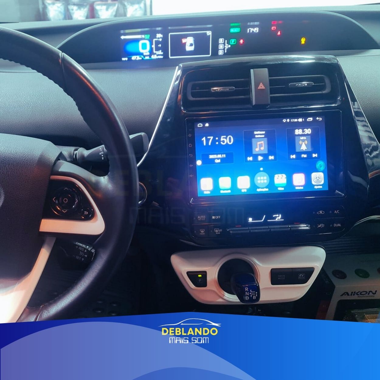 Imagem de carro com tela multimídia