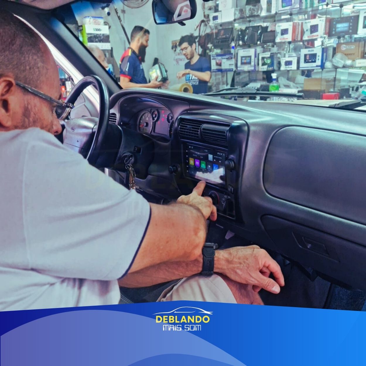 Imagem de carro com tela multimídia