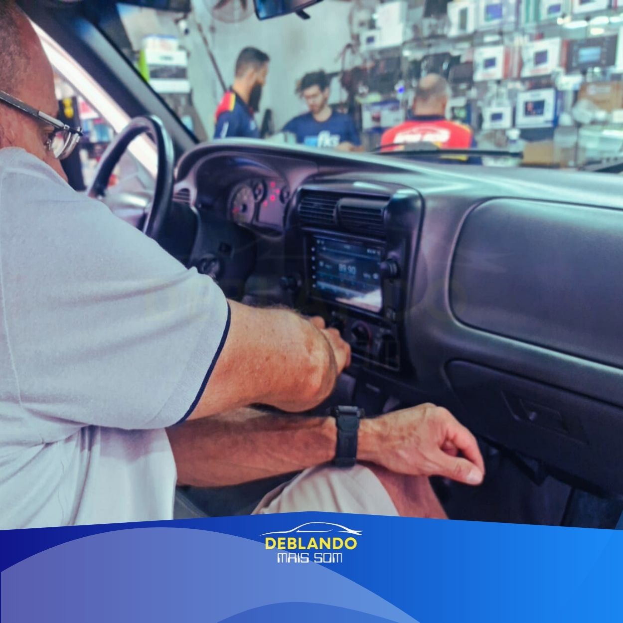 Imagem de carro com tela multimídia