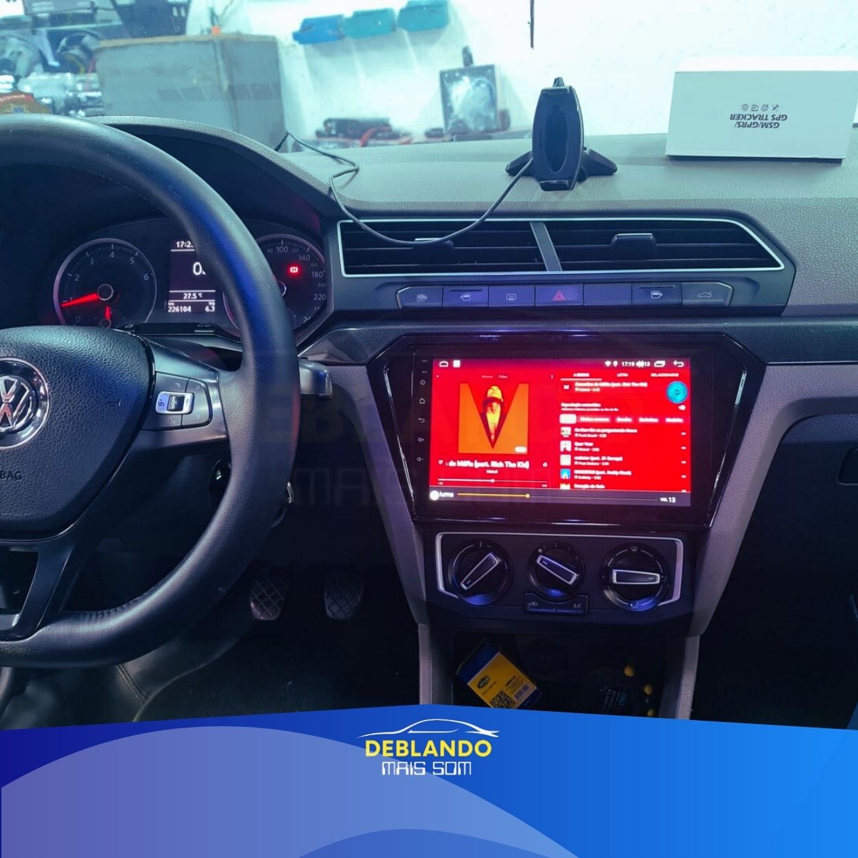 Imagem de carro com tela multimídia