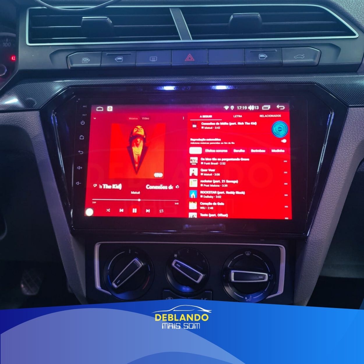 Imagem de carro com tela multimídia