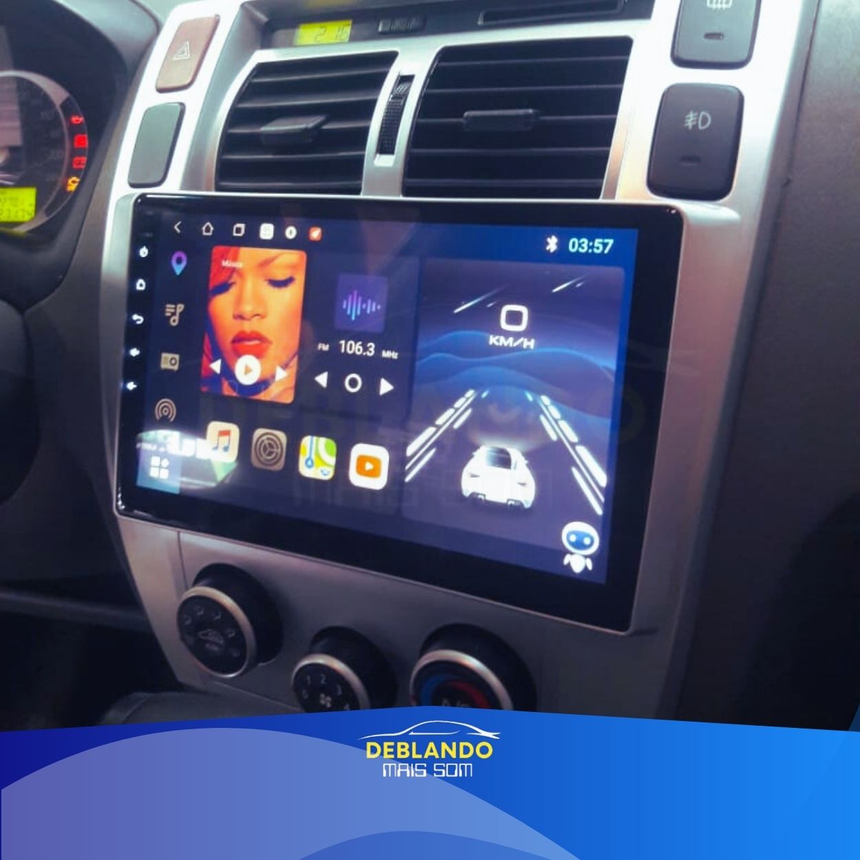 Imagem de carro com tela multimídia