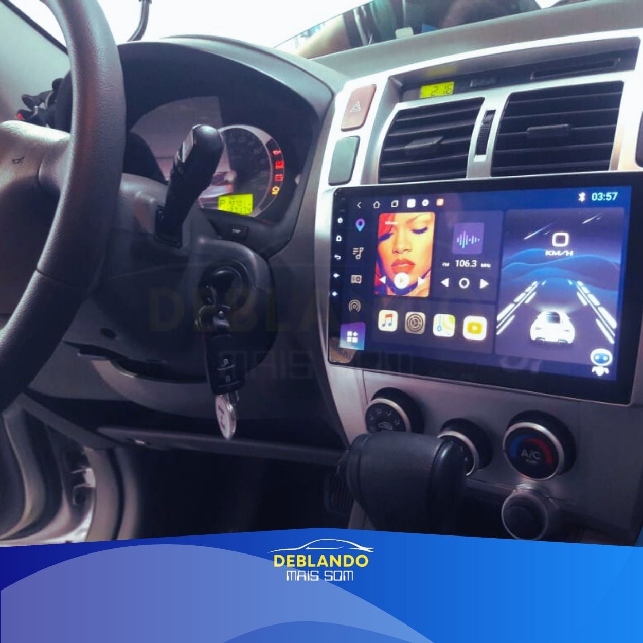 Imagem de carro com tela multimídia