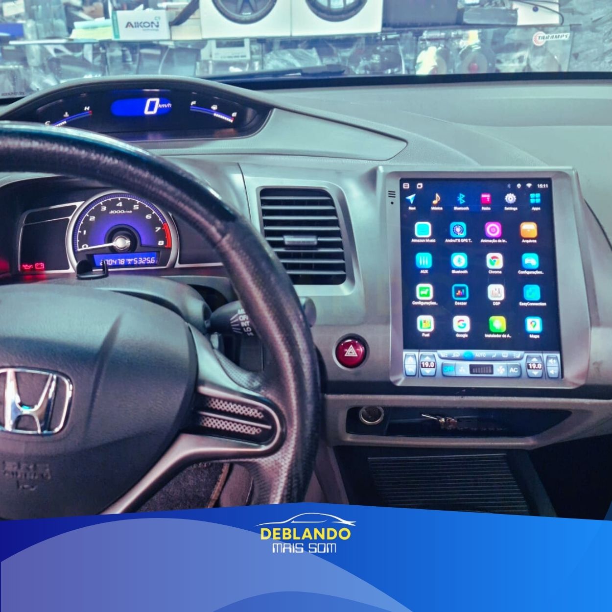 Imagem de carro com tela multimídia modelo tesla