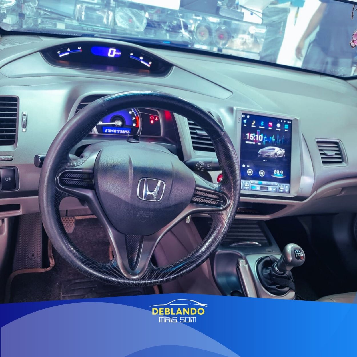 Imagem de carro com tela multimídia