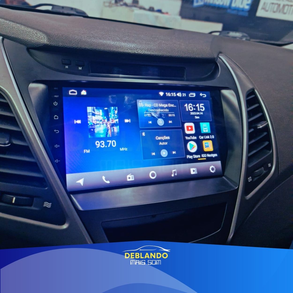 Imagem de carro com tela multimídia