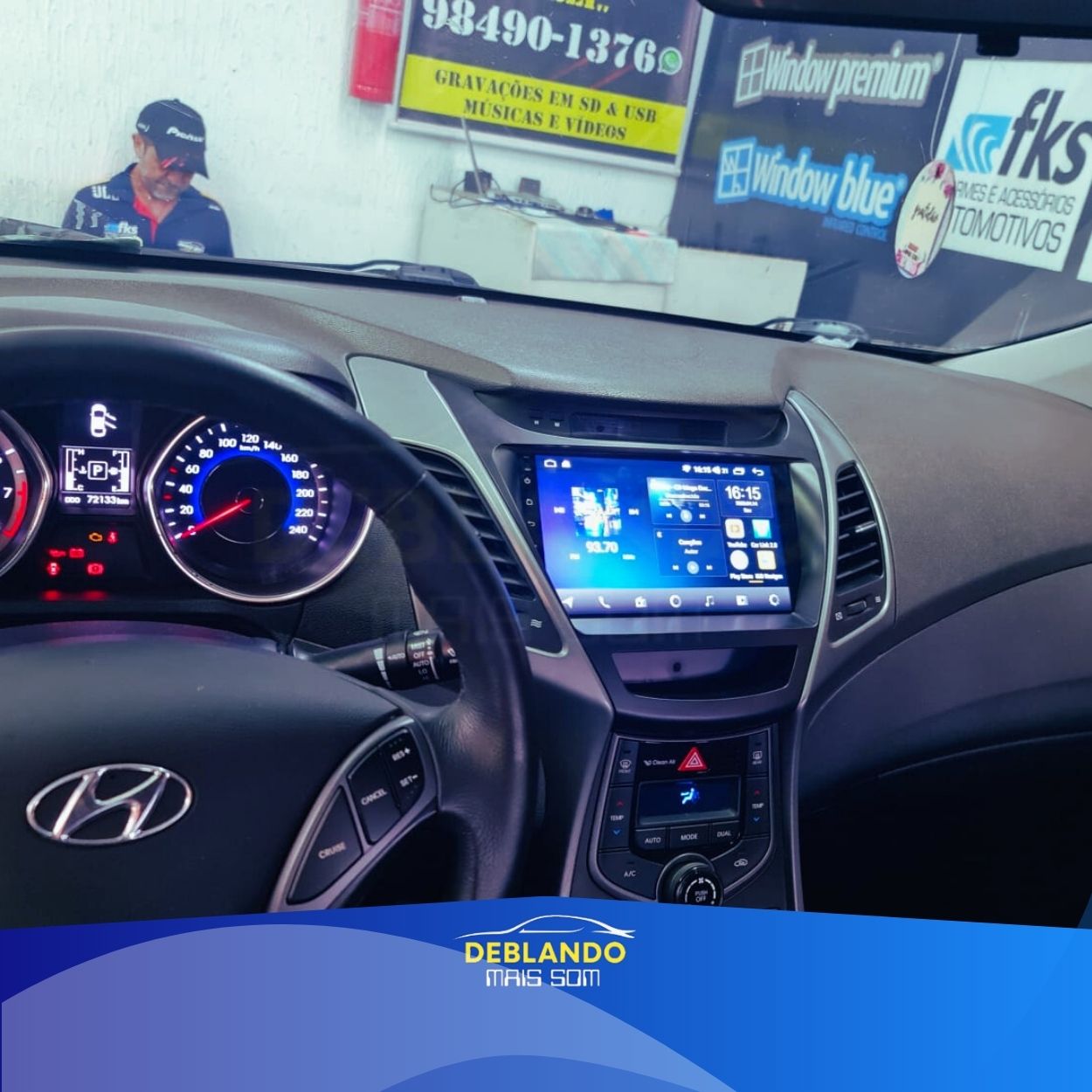 Imagem de carro com tela multimídia