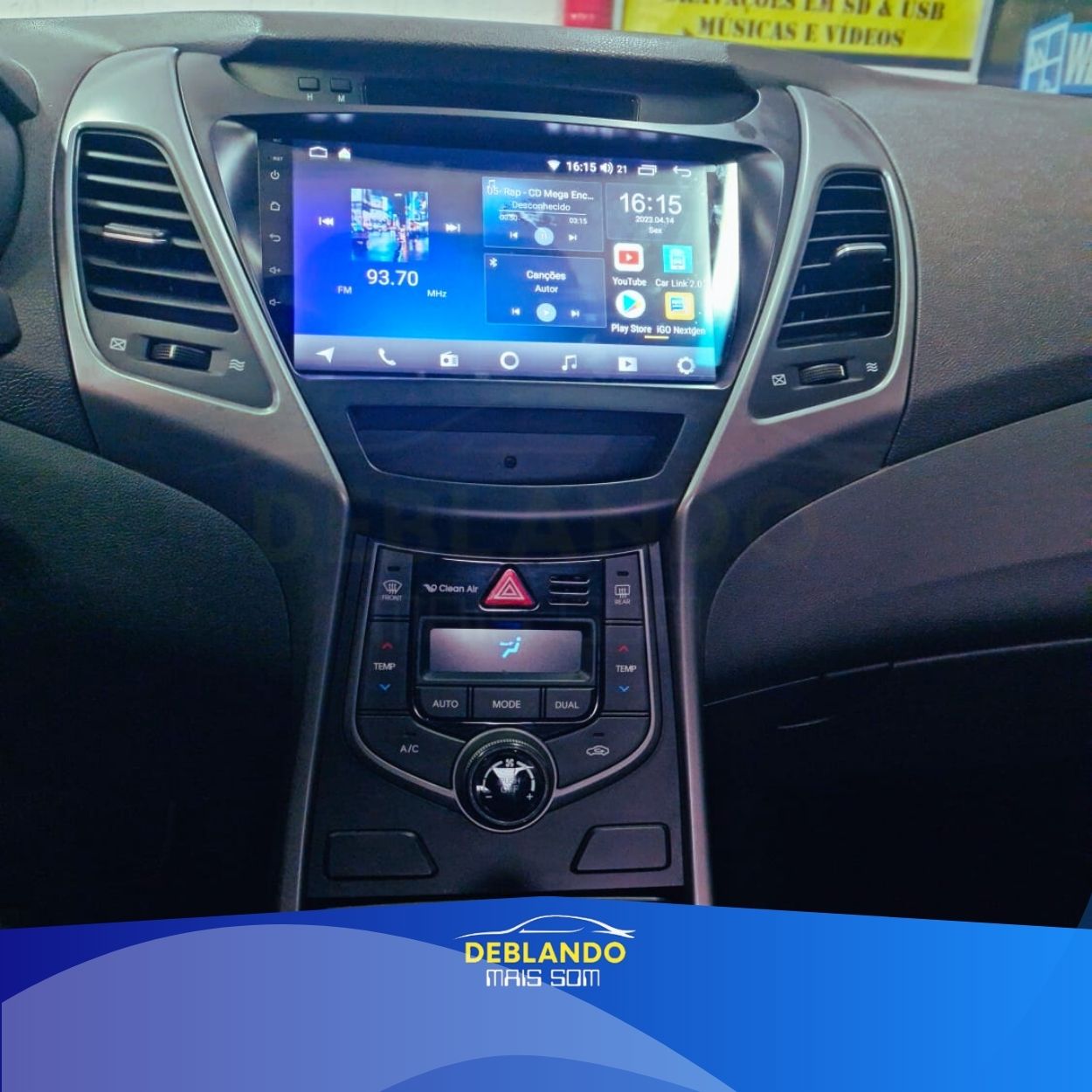 Imagem de carro com tela multimídia