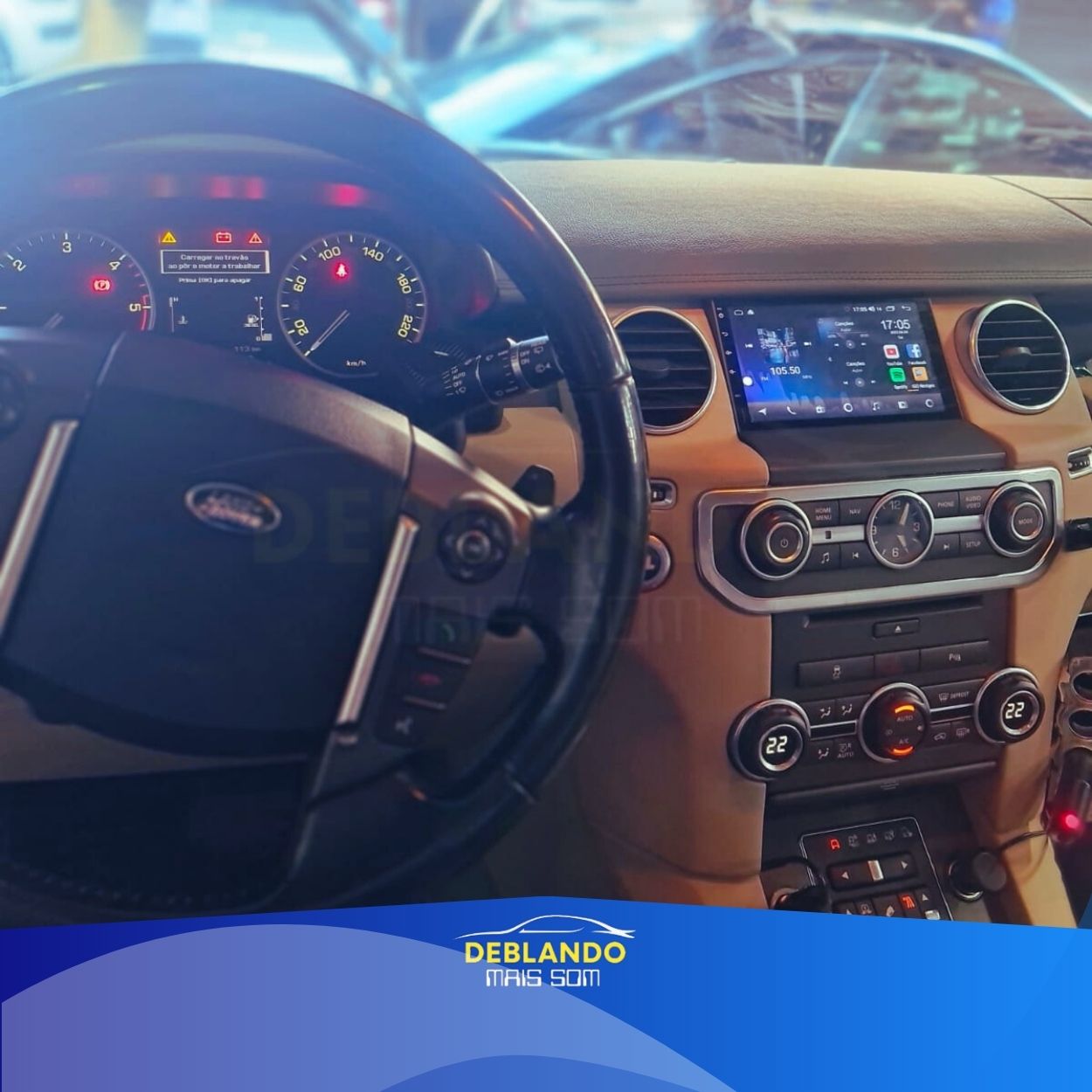 Imagem de carro com tela multimídia