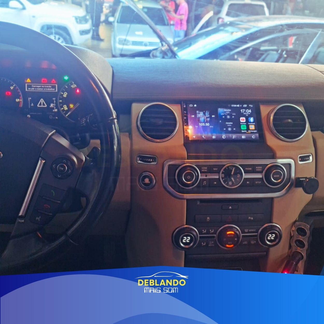 Imagem de carro com tela multimídia