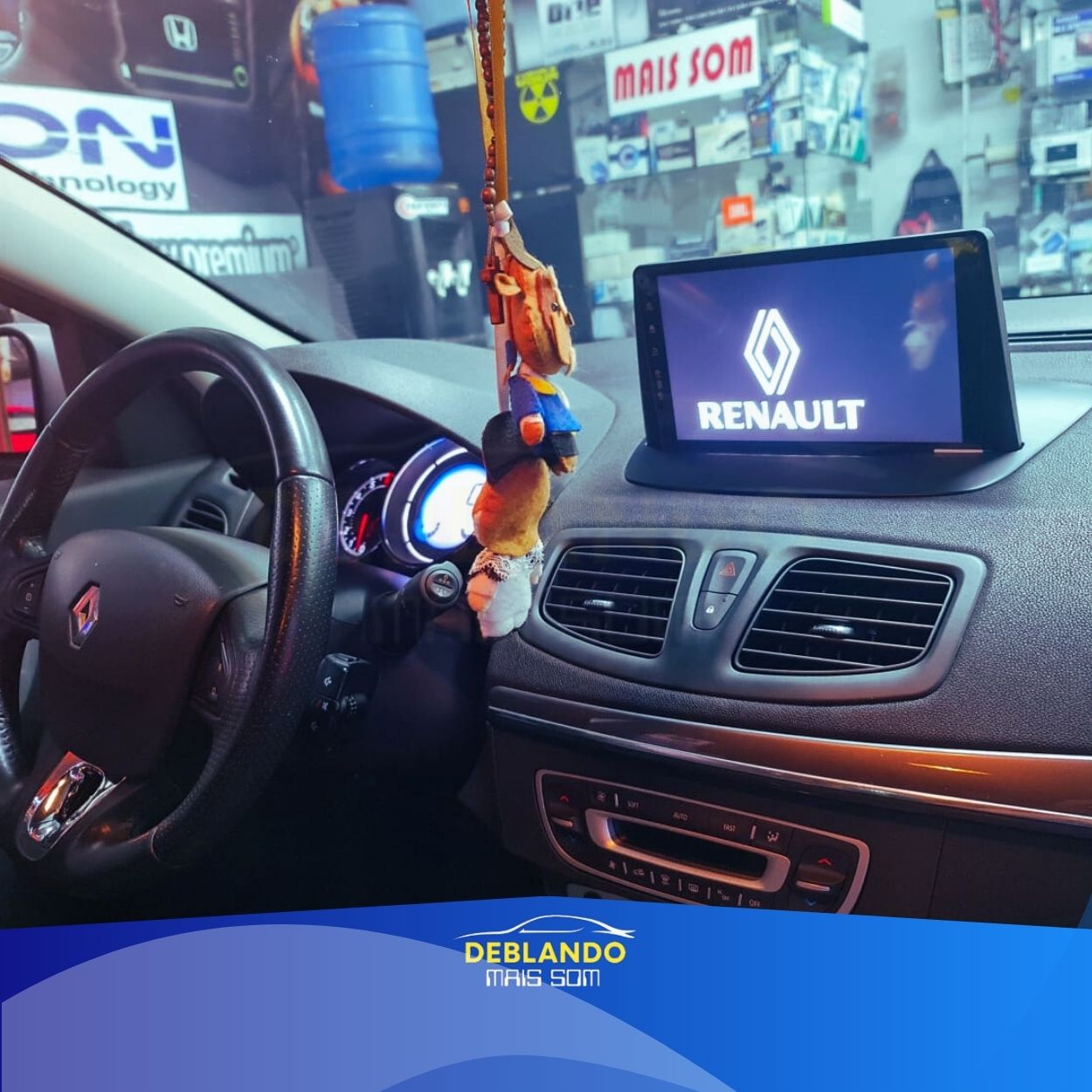 Imagem de carro com tela multimídia