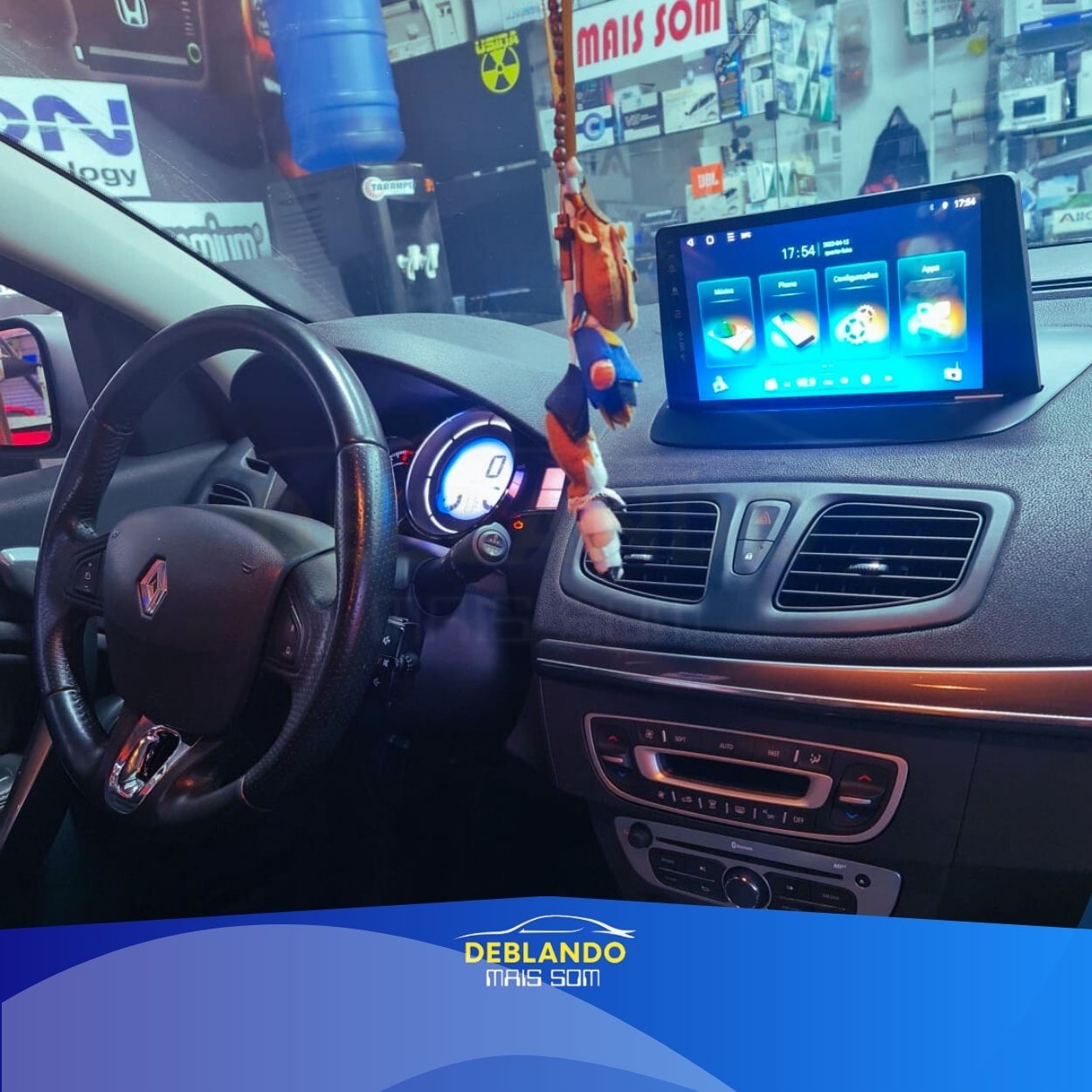 Imagem de carro com tela multimídia