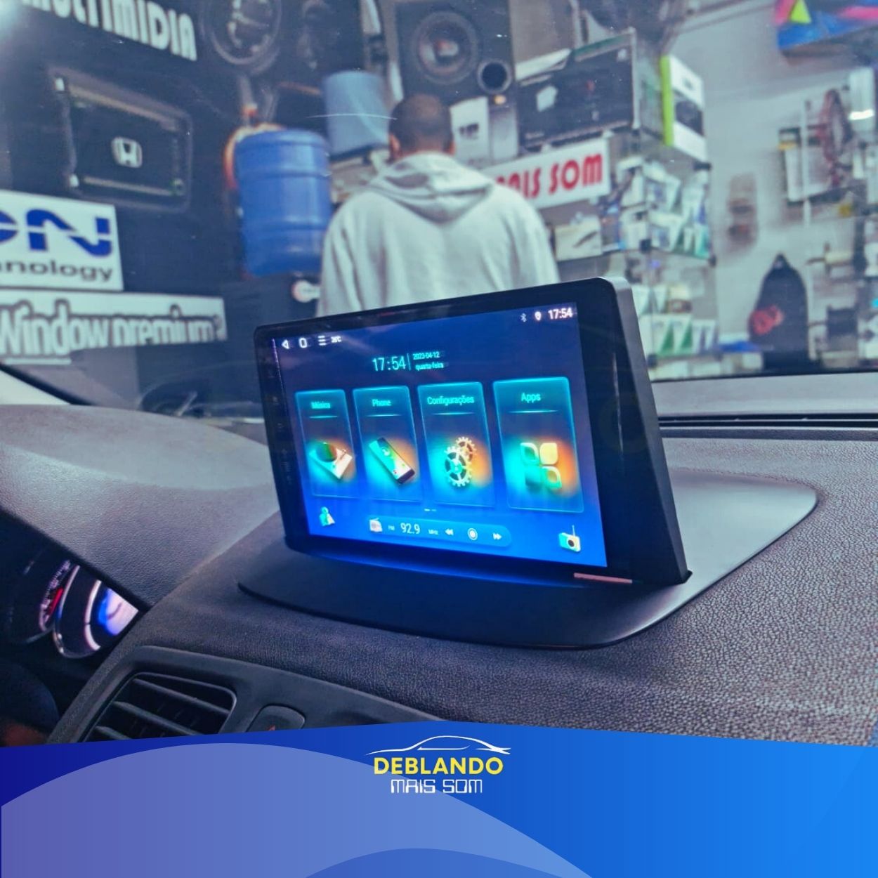 Imagem de carro com tela multimídia