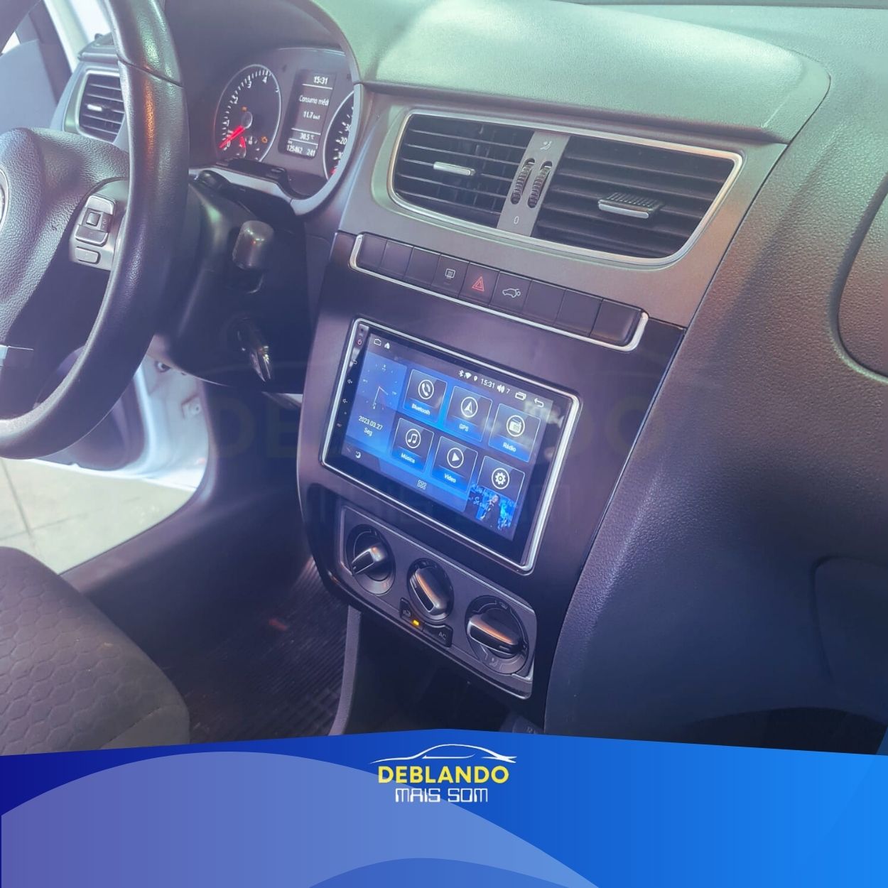 Imagem de carro com tela multimídia