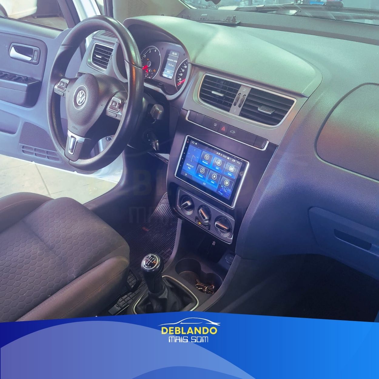 Imagem de carro com tela multimídia