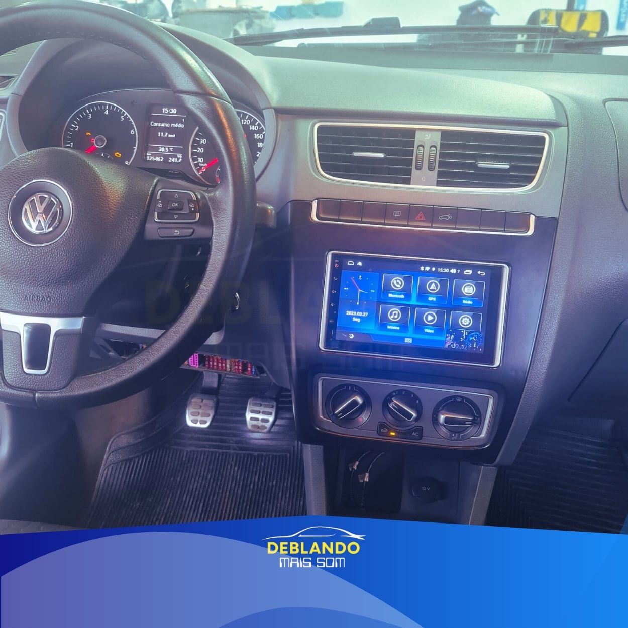 Imagem de carro com tela multimídia