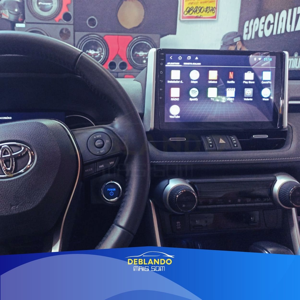 Imagem de carro com tela multimídia