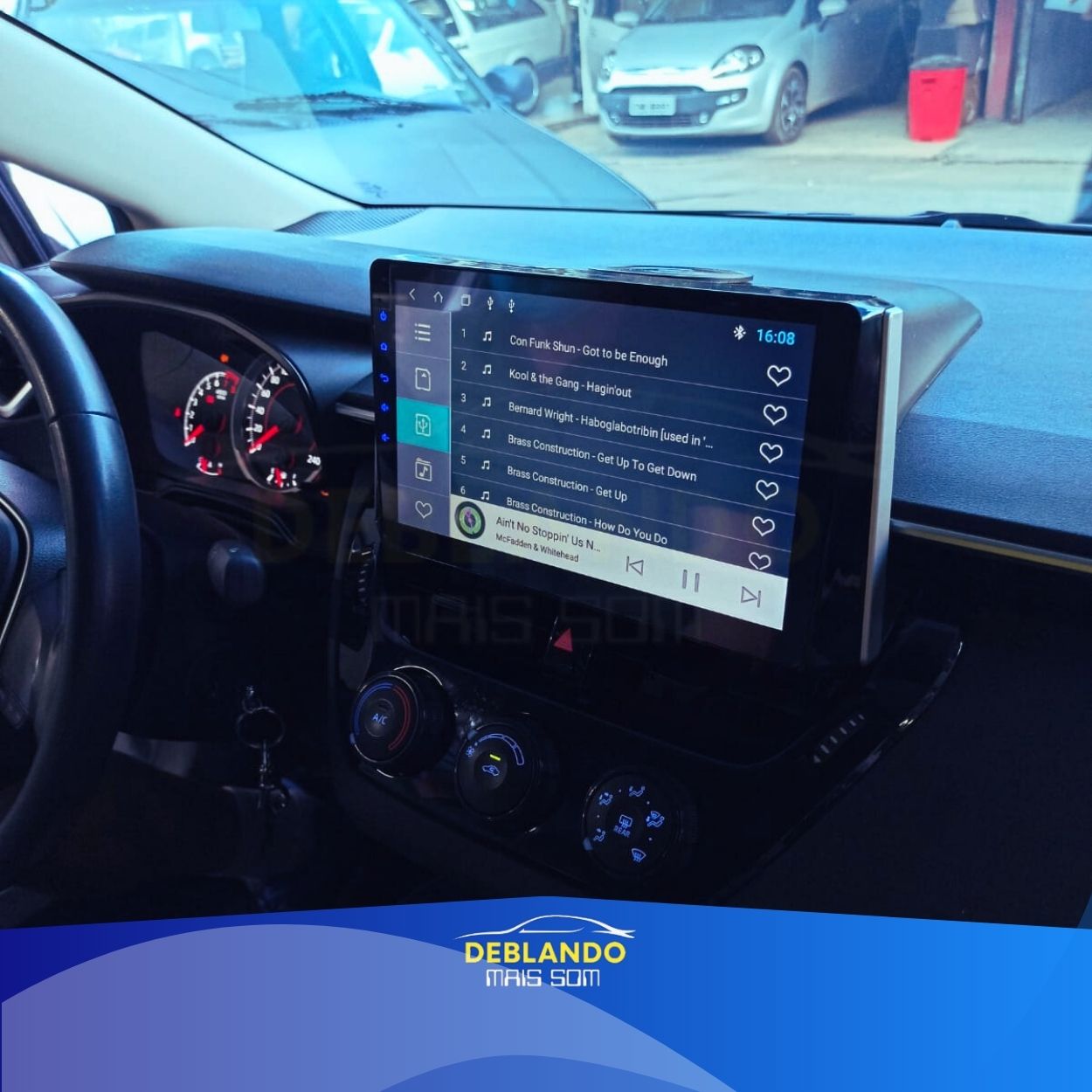 Imagem de carro com tela multimídia