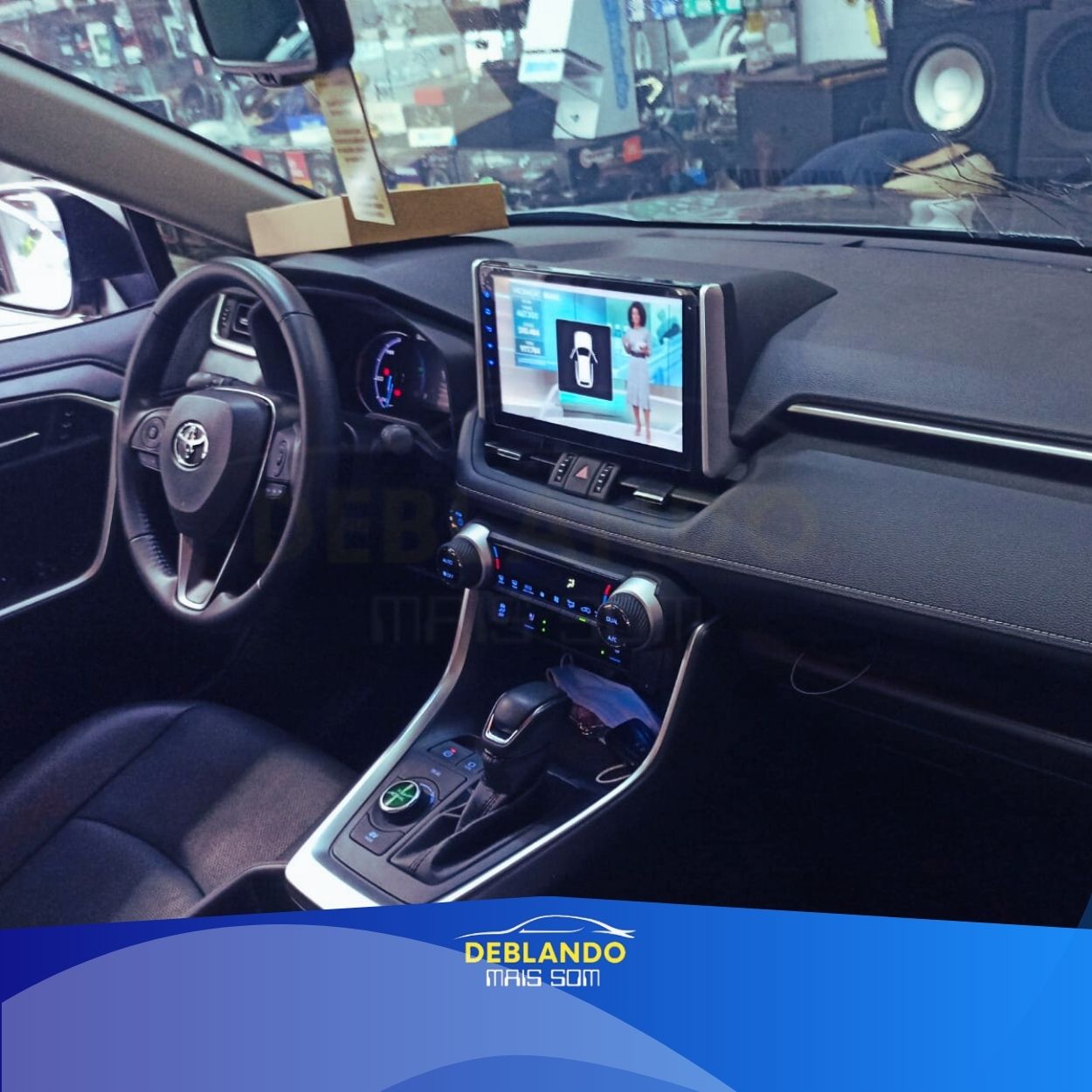 Imagem de carro com tela multimídia