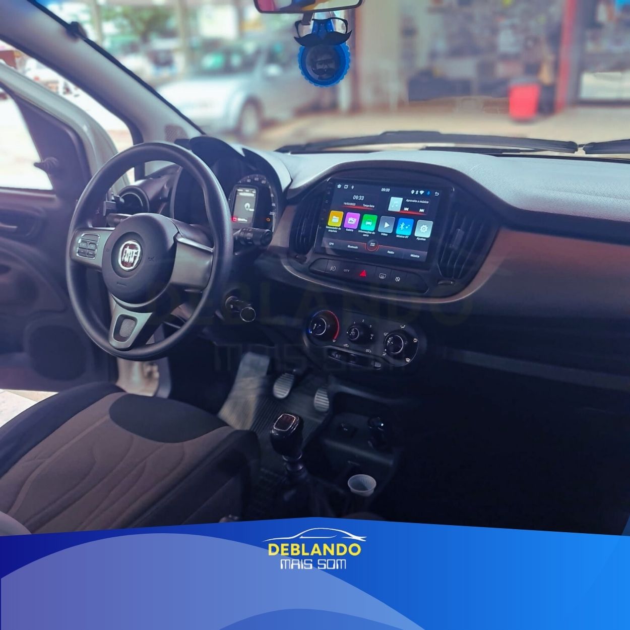 Imagem de carro com tela multimídia