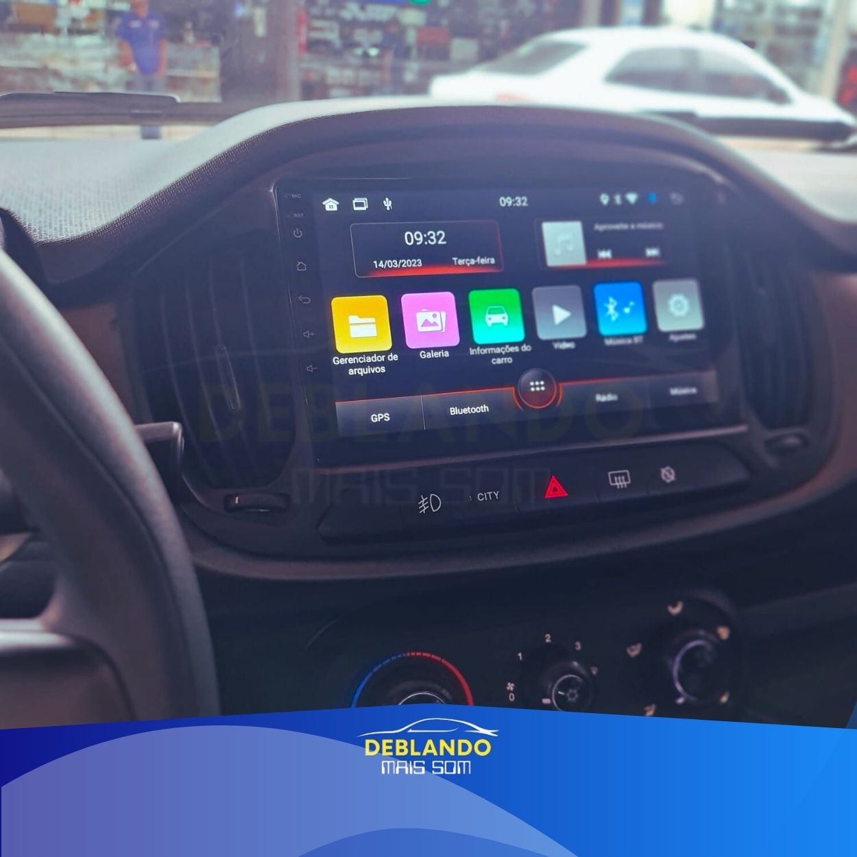 Imagem de carro com tela multimídia