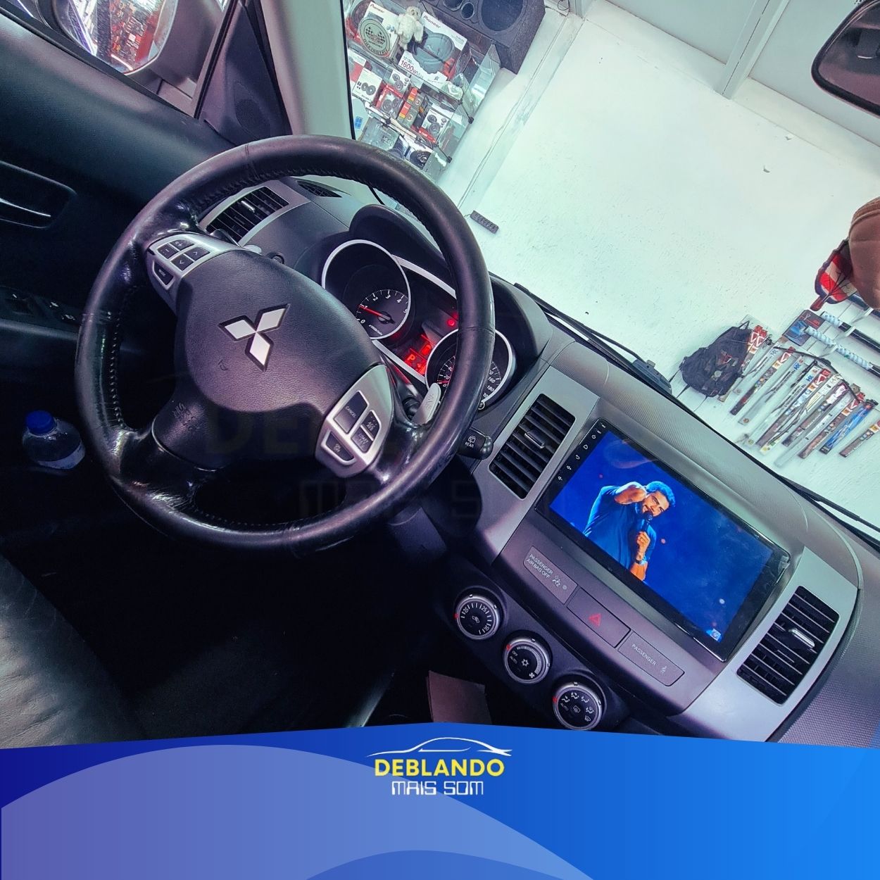 Imagem de carro com tela multimídia