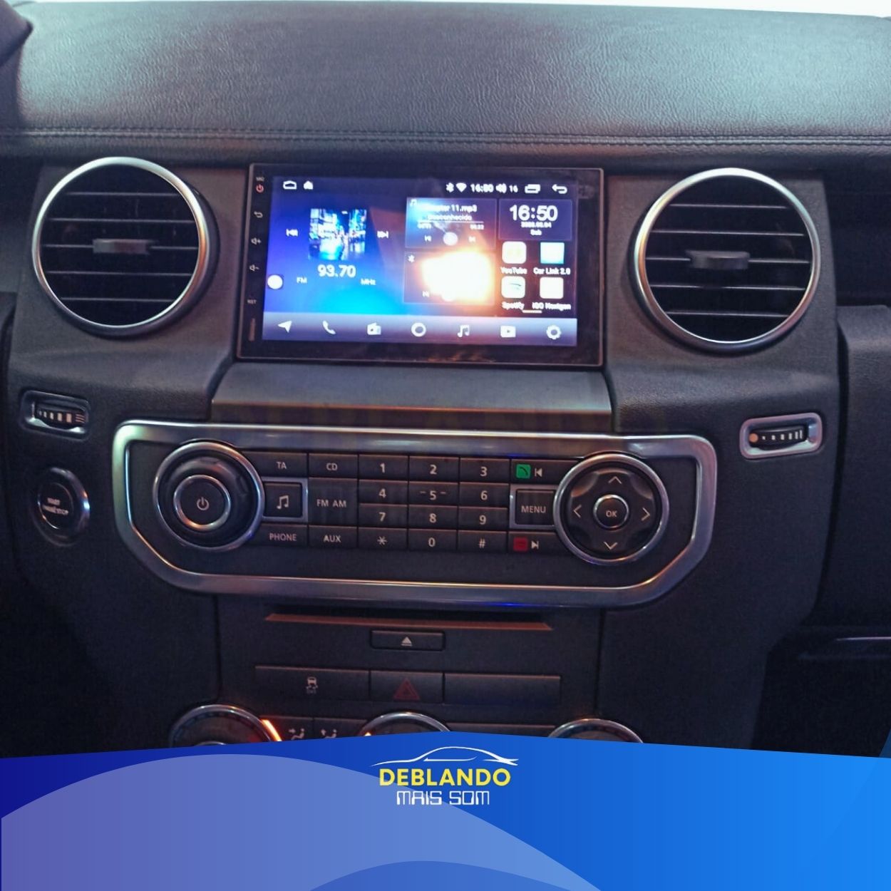 Imagem de carro com tela multimídia