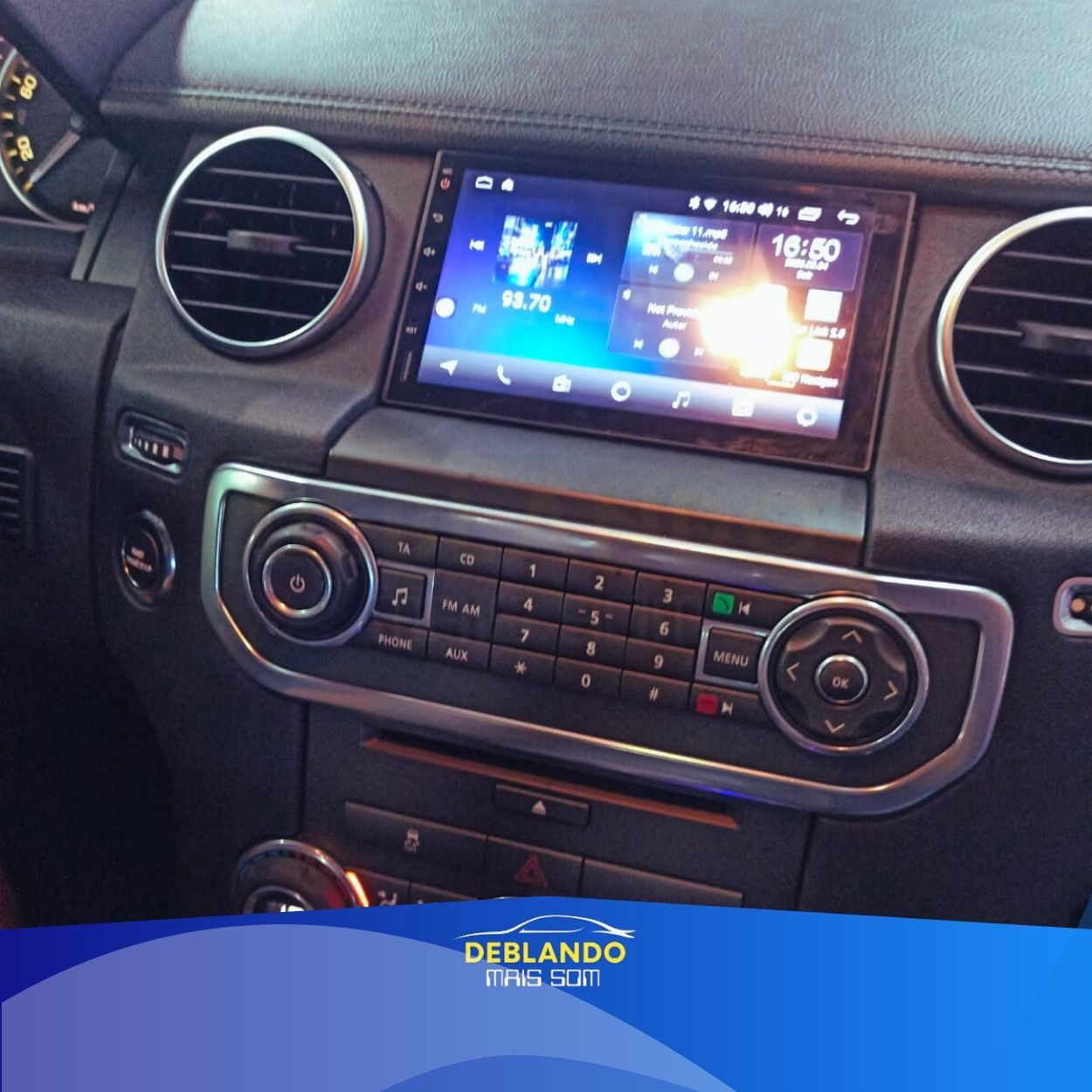 Imagem de carro com tela multimídia