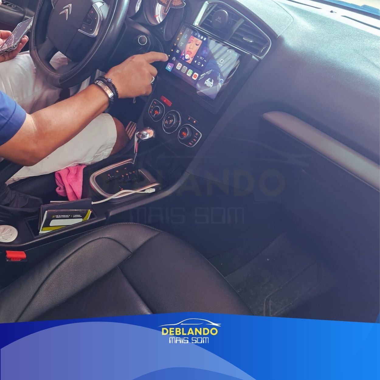 Imagem de carro com tela multimídia