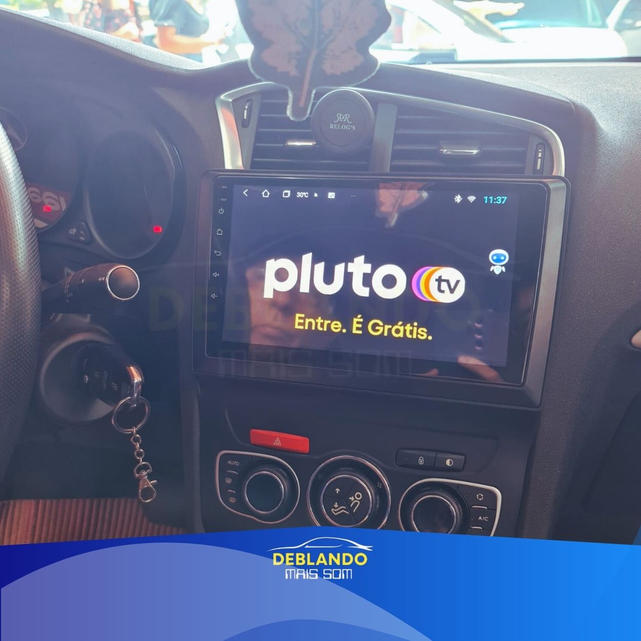 Imagem de carro com tela multimídia