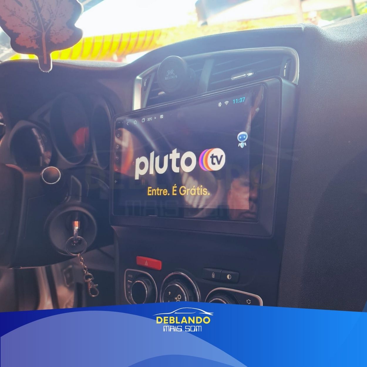 Imagem de carro com tela multimídia