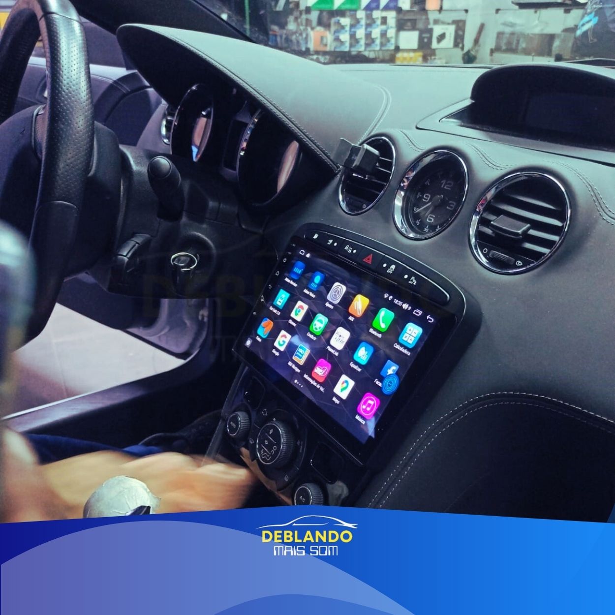 Imagem de carro com tela multimídia