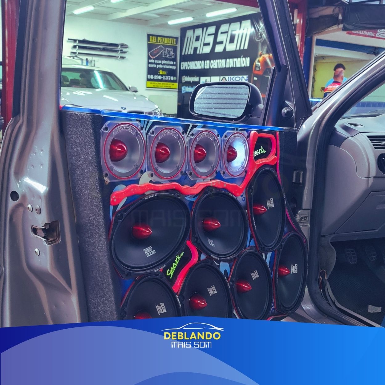 Imagem de carro com tela multimídia