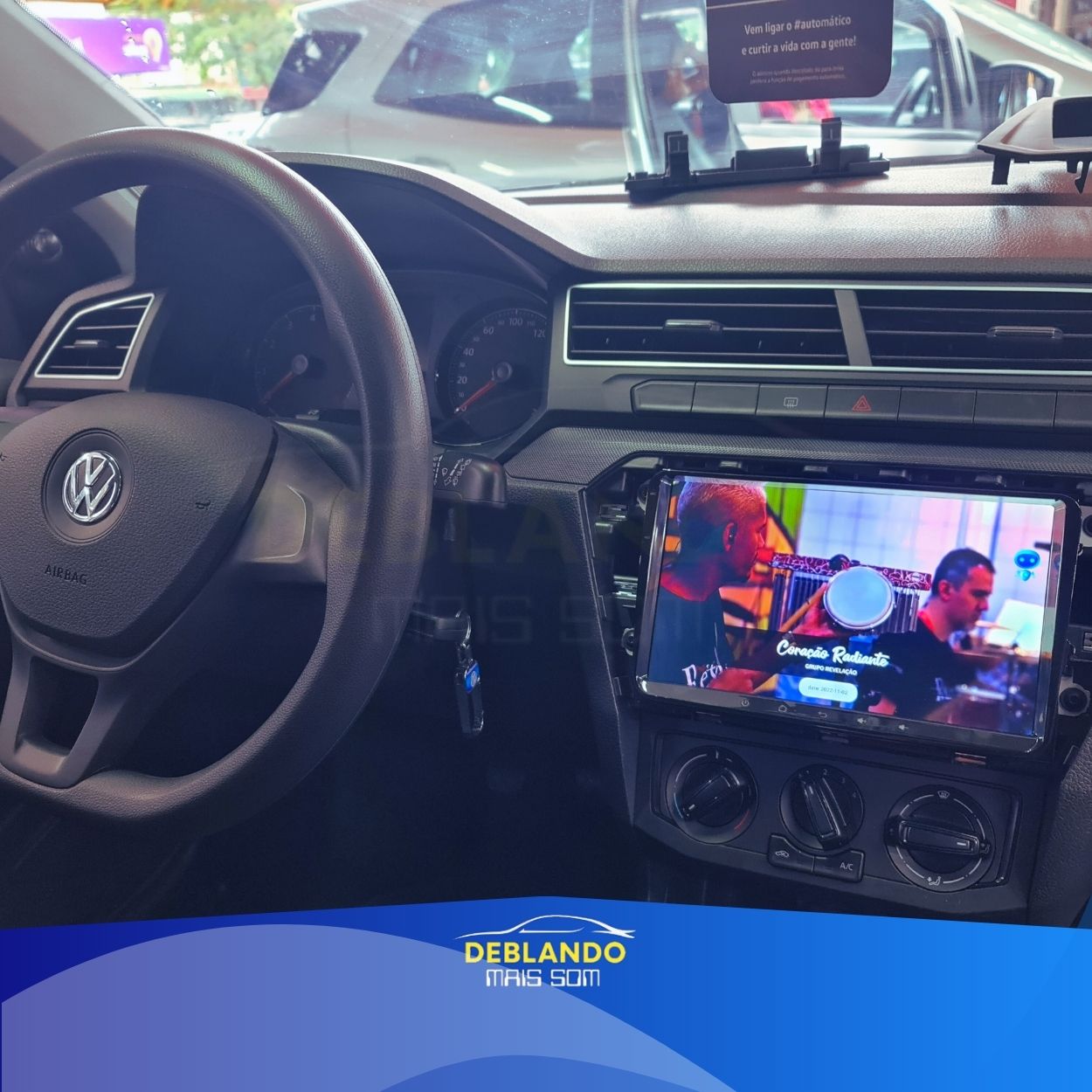 Imagem de carro com tela multimídia