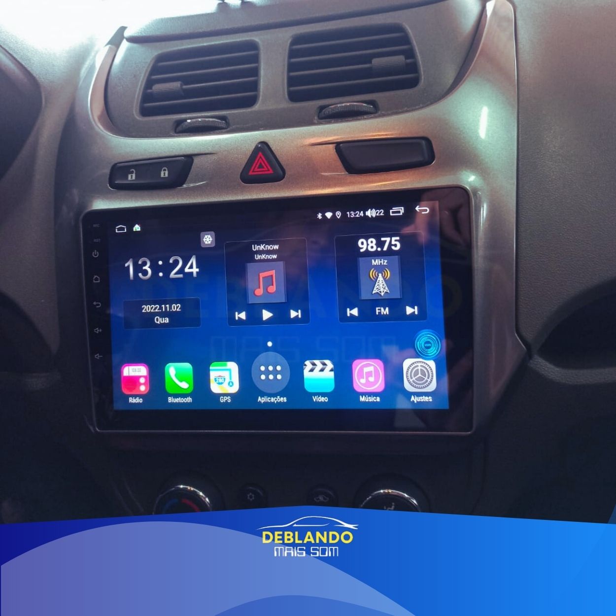 Imagem de carro com tela multimídia