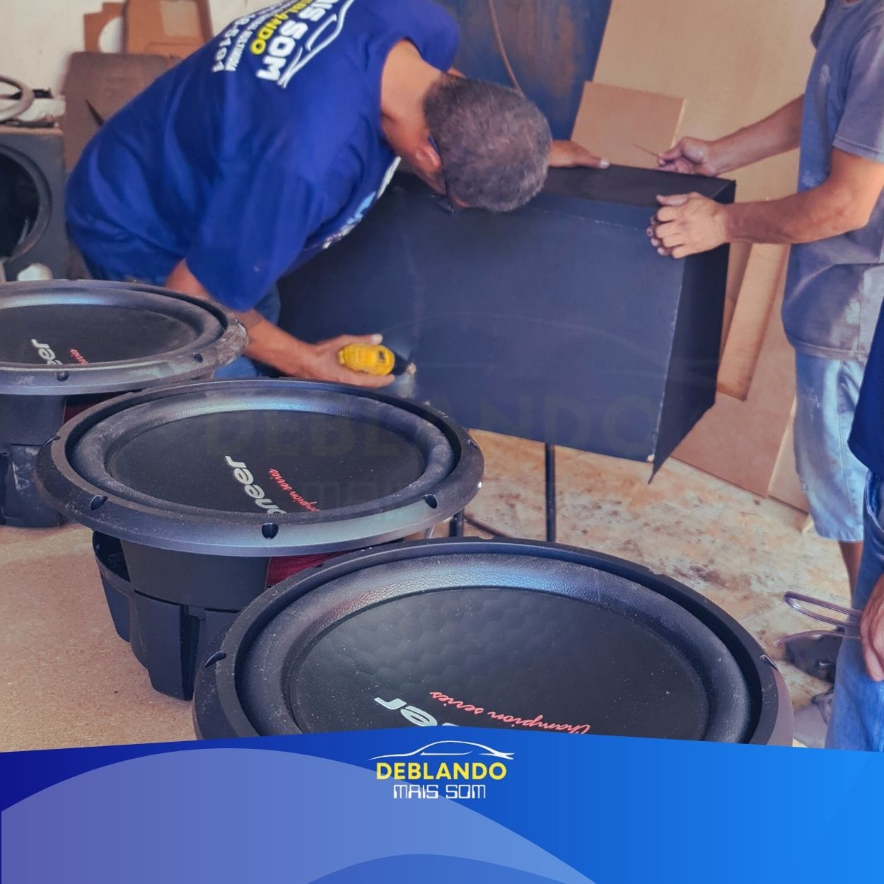 Imagem de carro com tela multimídia