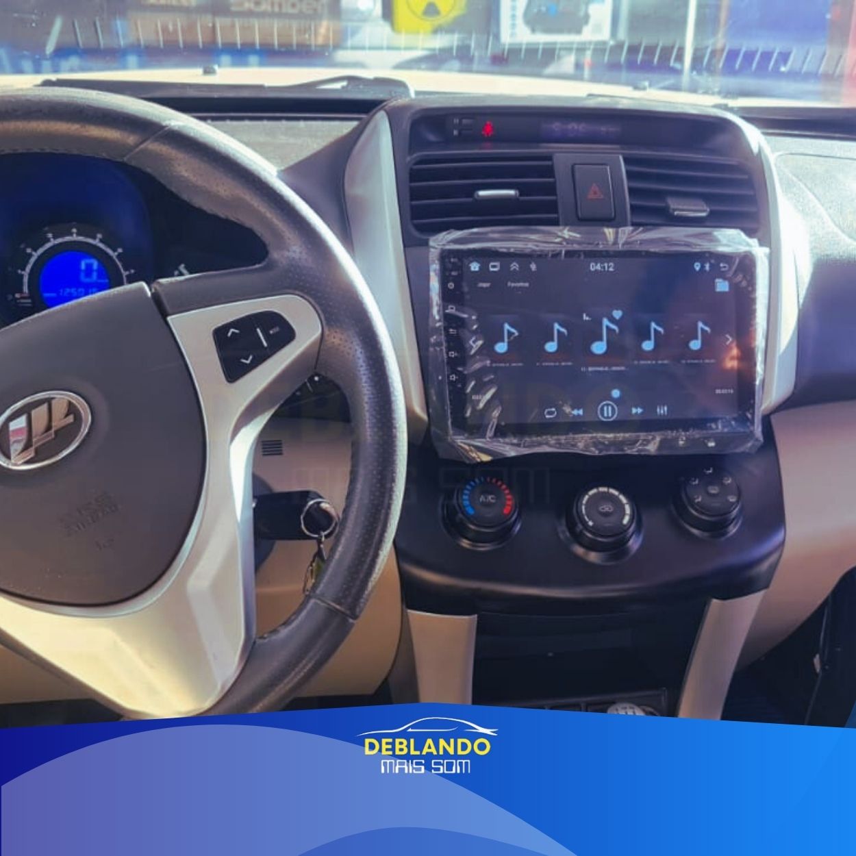 Imagem de carro com tela multimídia