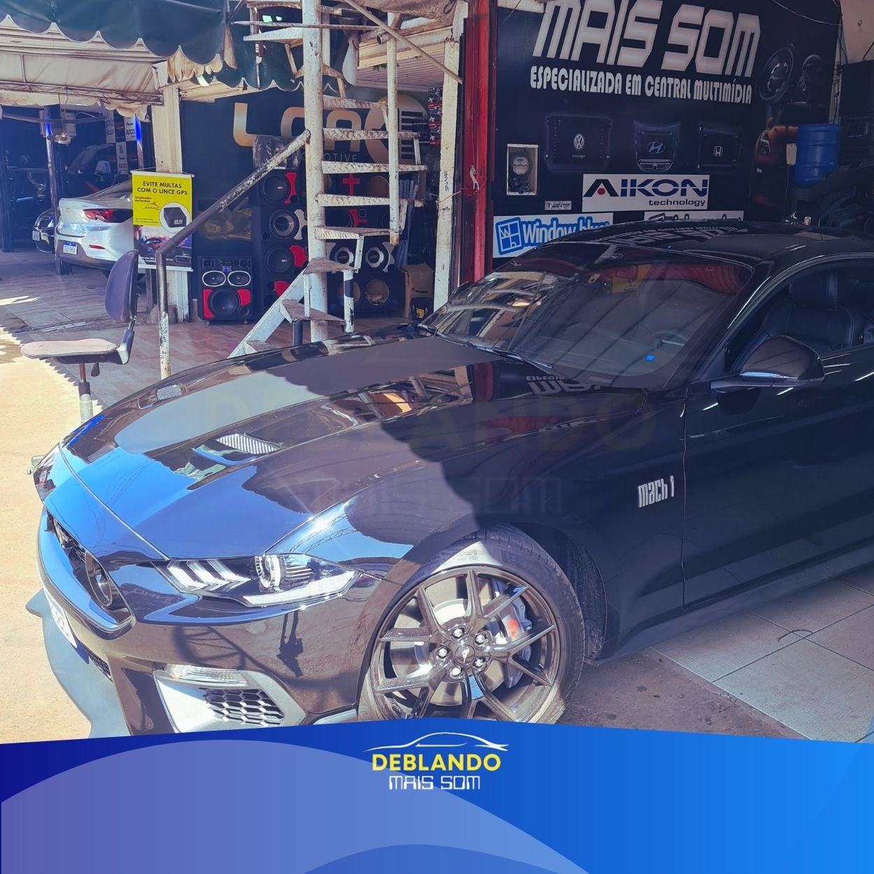 Imagem de carro com tela multimídia