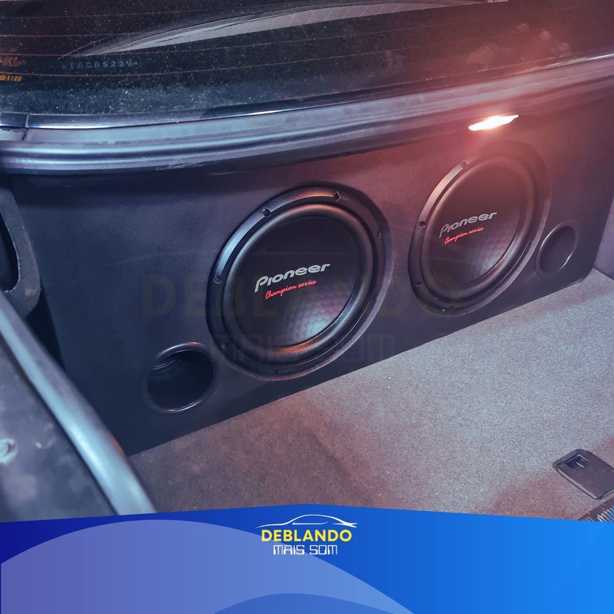 Imagem de carro com tela multimídia