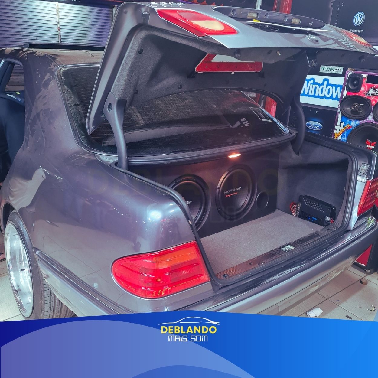 Imagem de carro com tela multimídia