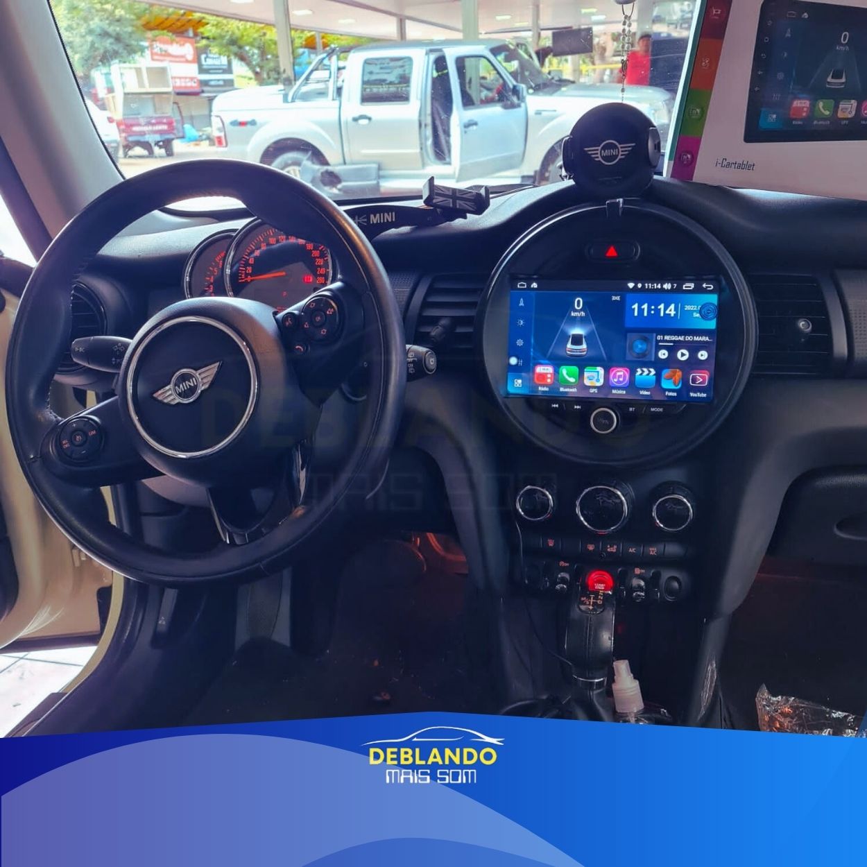 Imagem de carro com tela multimídia