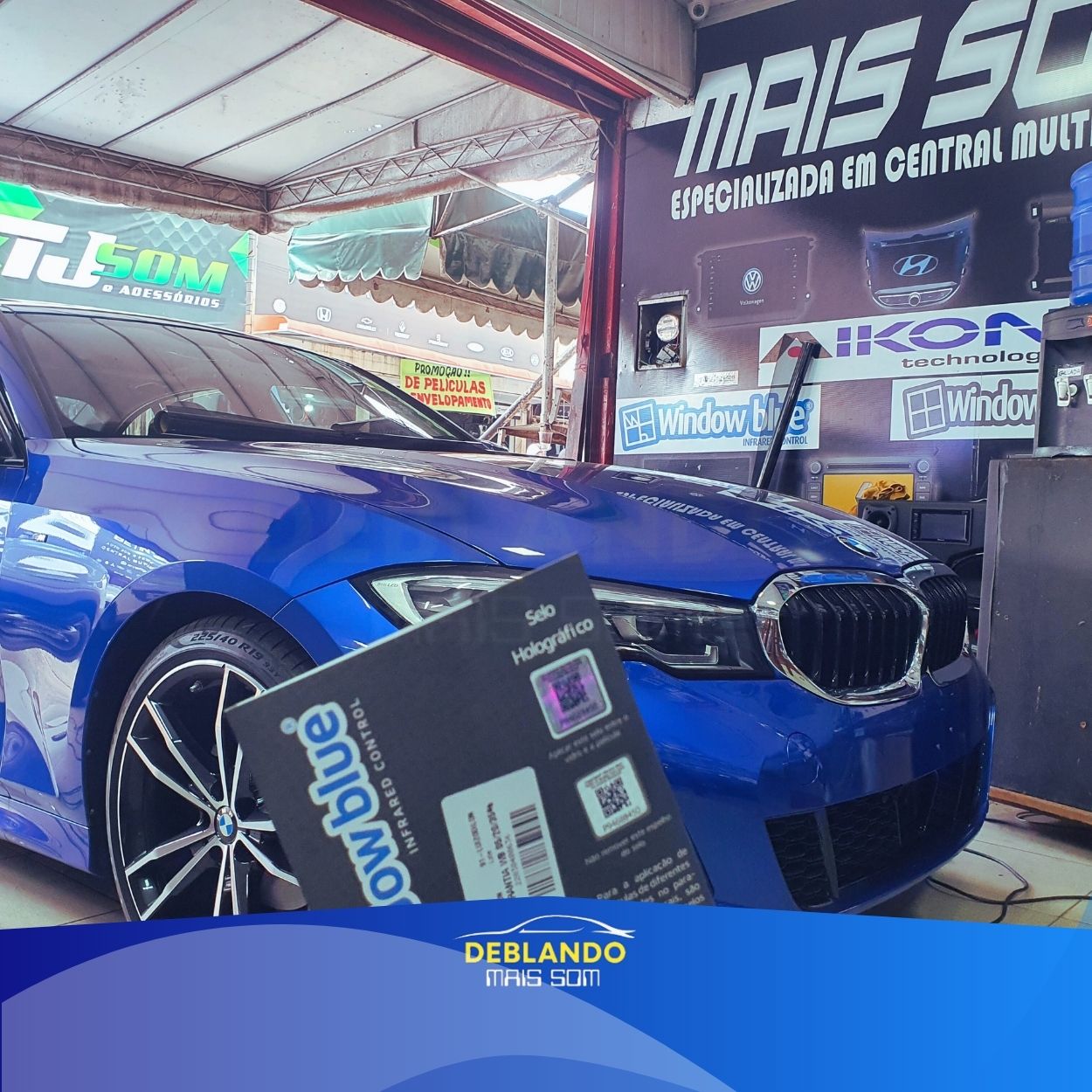 Imagem de carro com tela multimídia