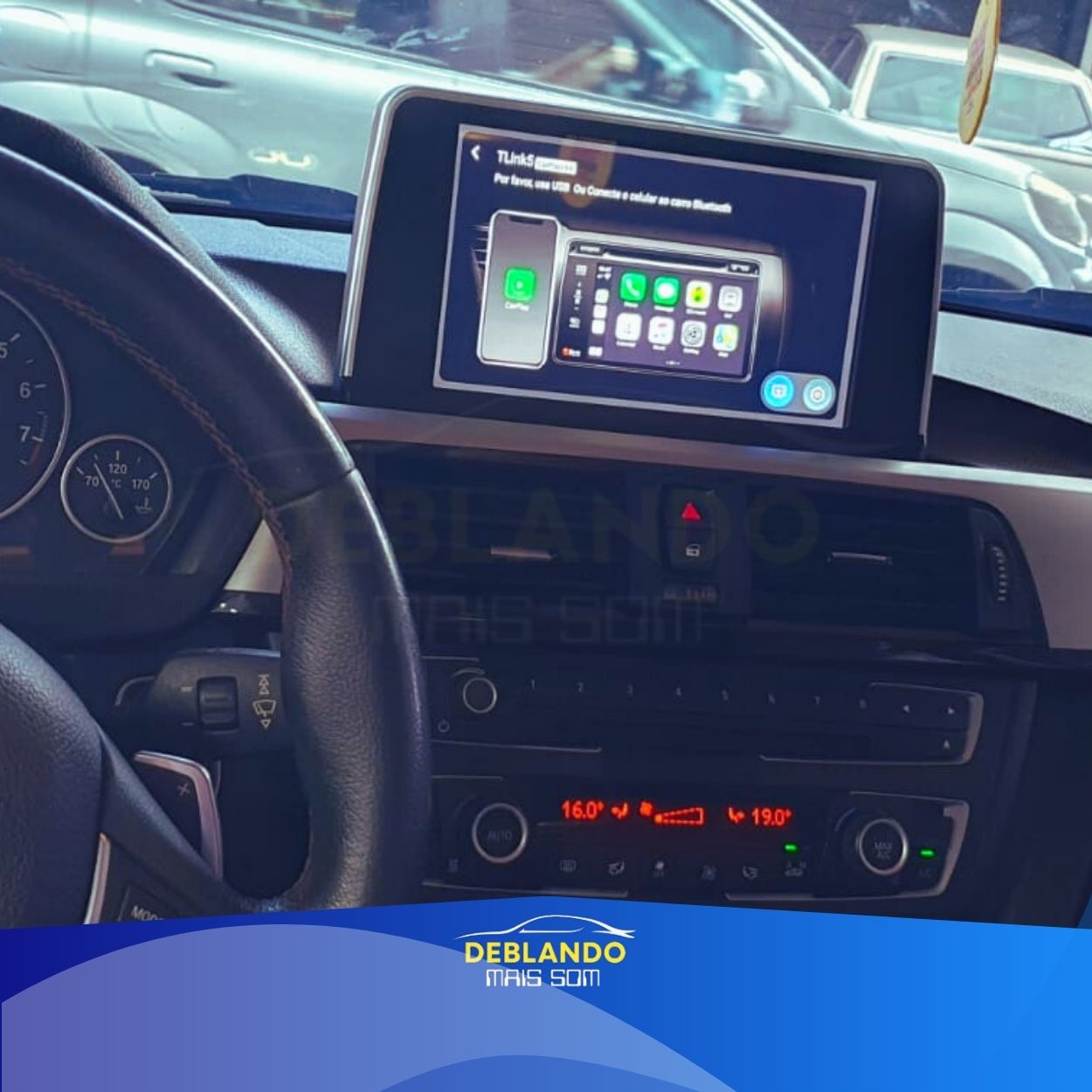 Imagem de carro com tela multimídia