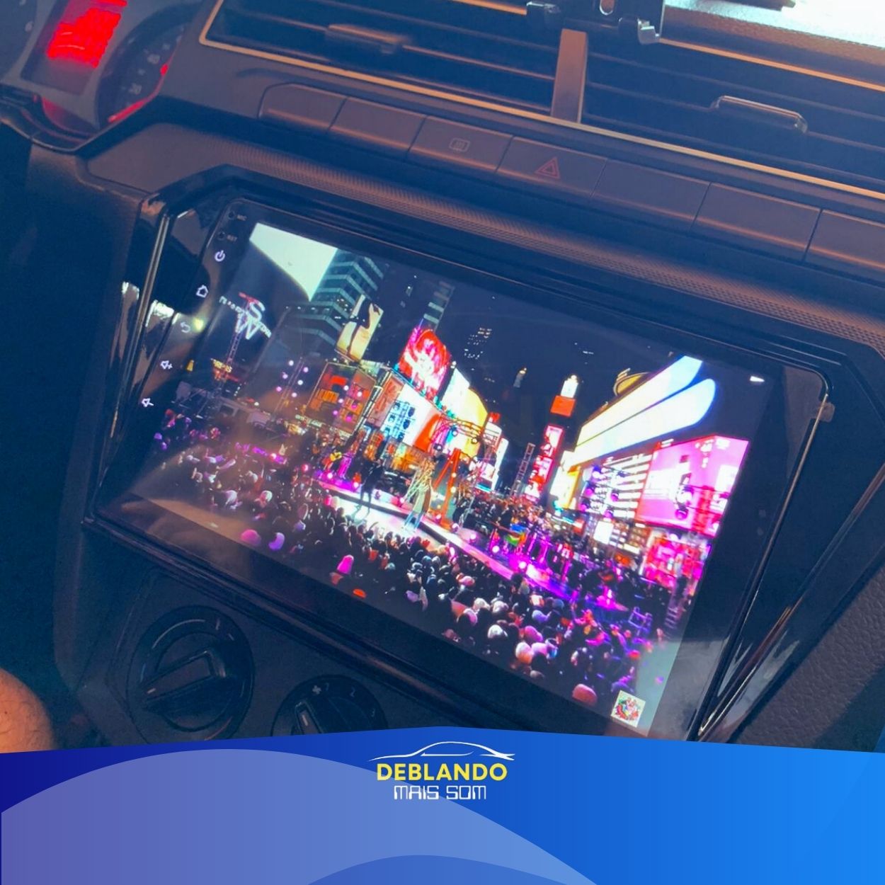 Imagem de carro com tela multimídia