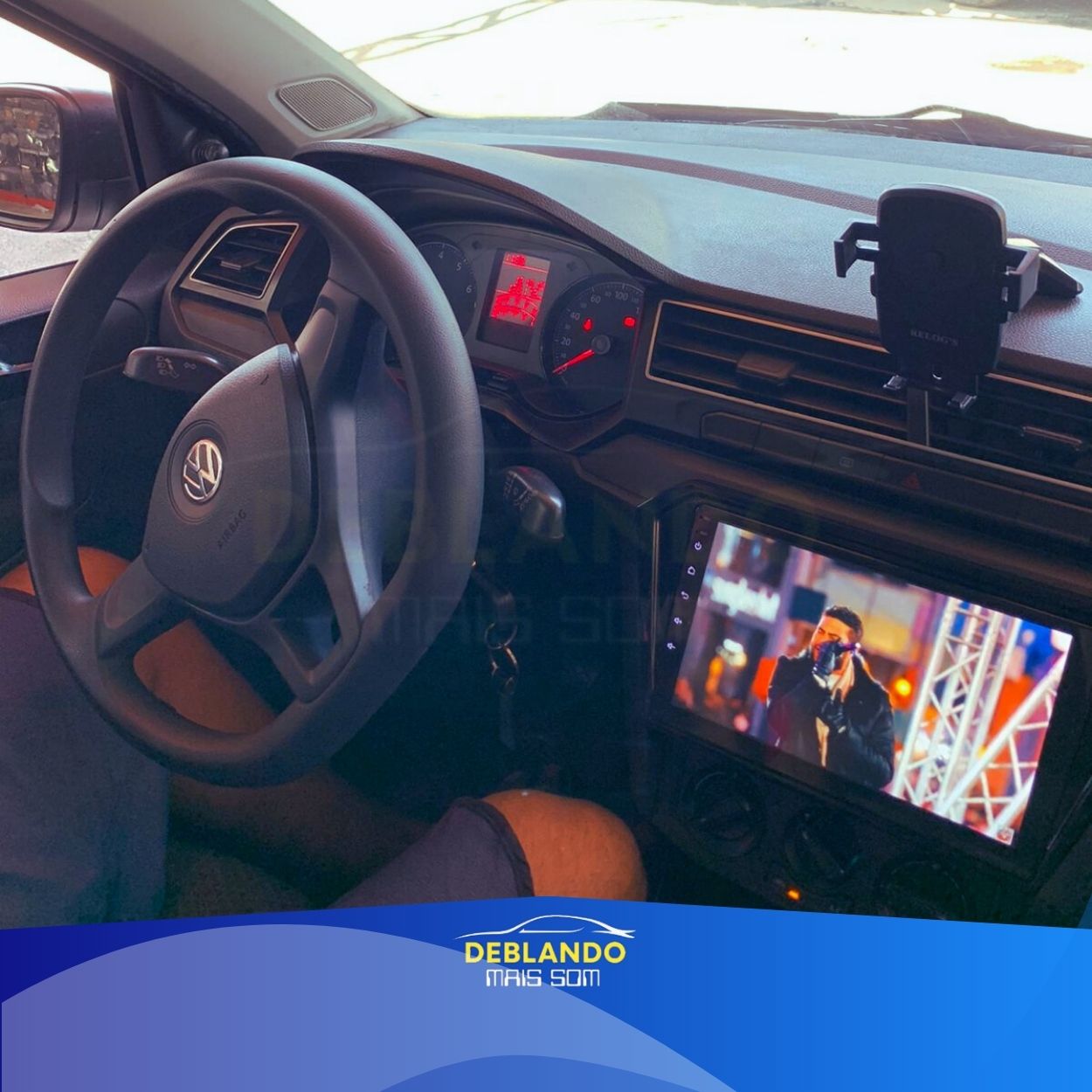 Imagem de carro com tela multimídia